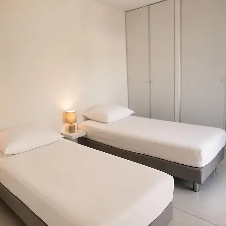 Alando Red Apartment
