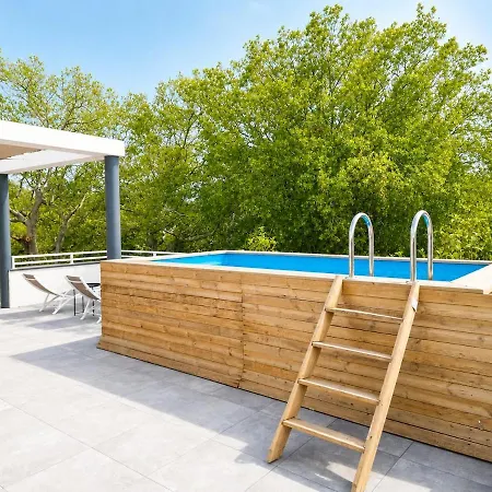 Alando Red Apartment